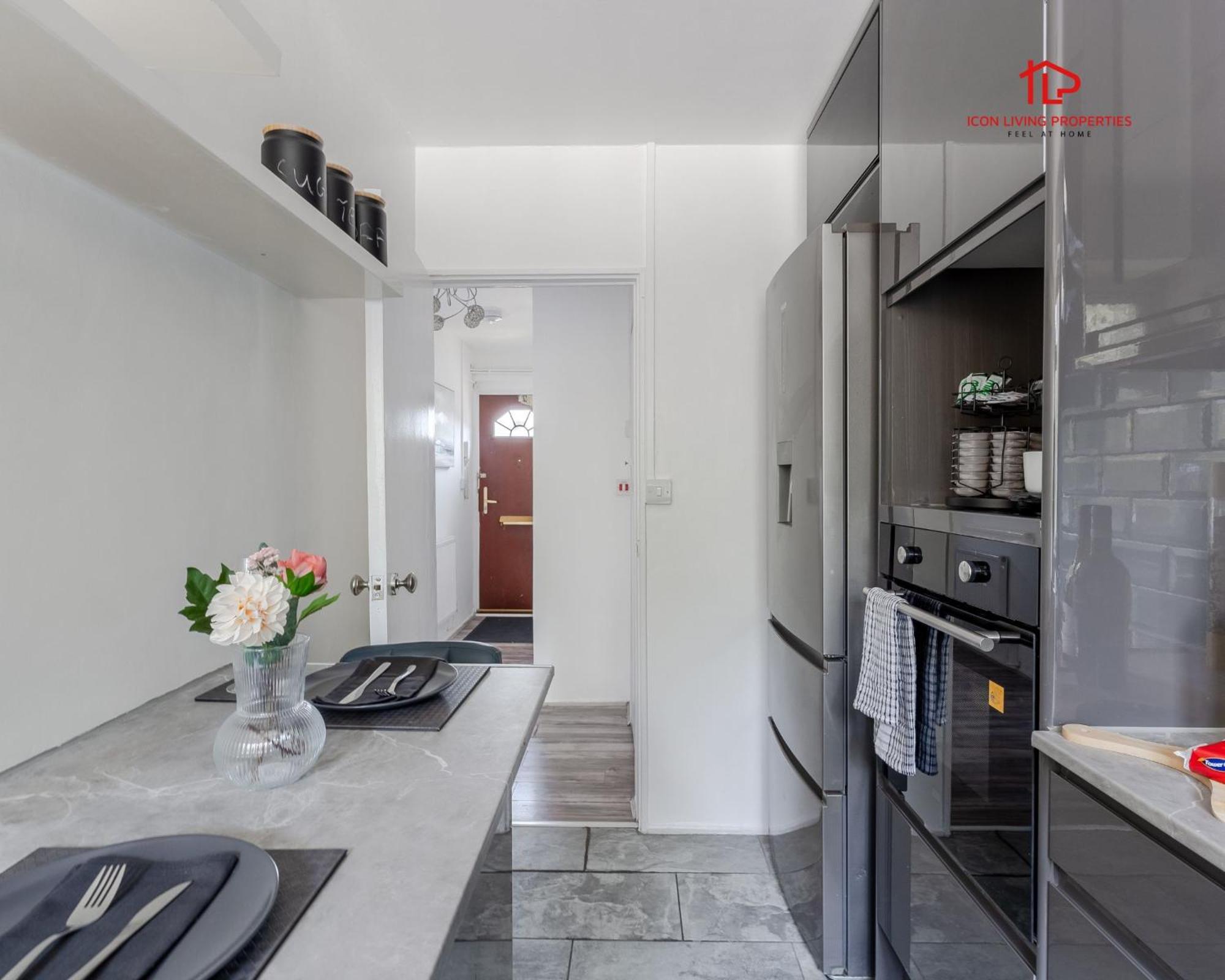 Spacious 1 Bed Flat For Contractors Leisure And Relocation Guests By Icon Living Properties Short Lets And Serviced Accommodation Barking エクステリア 写真